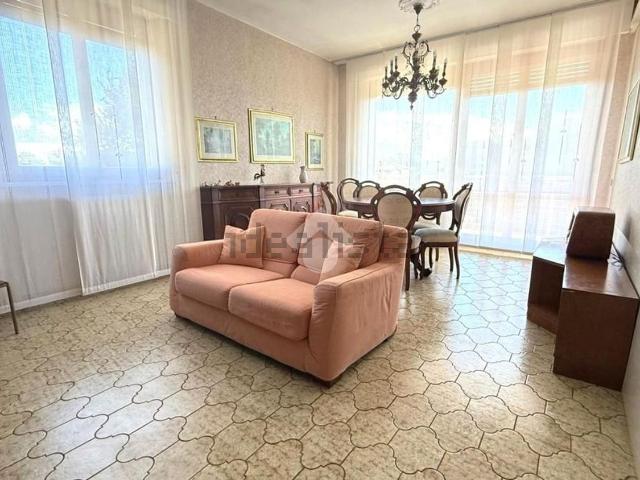 Appartamento in vendita di 106 m² in Via Flora, 128