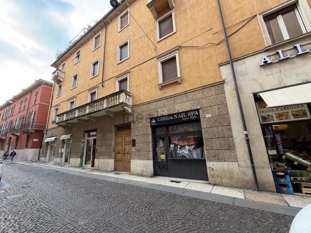 Appartamento in vendita di 107 m² in Via Carlo Cattaneo, 24