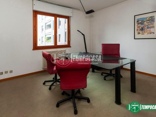 Appartamento in vendita di 107 m² in Via Giacinto Gambirasio