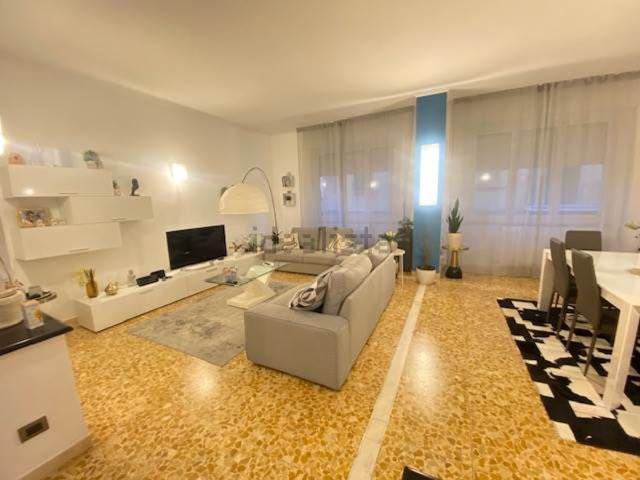 Appartamento in vendita di 107 m² in Via Enrico Tazzoli