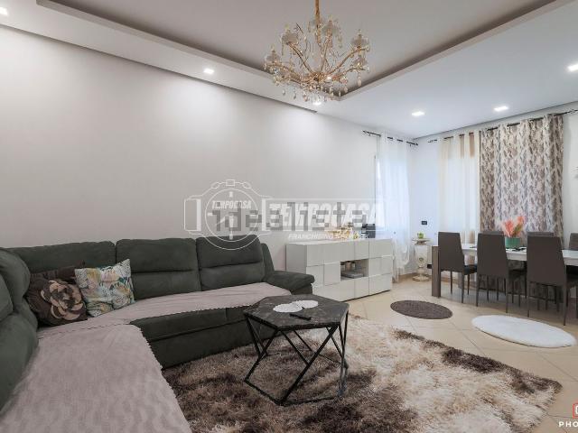 Appartamento in vendita di 107 m² in Via Simmaco