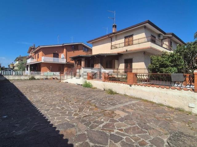 Appartamento in vendita di 109 m² in Via delle Due Torri, 116
