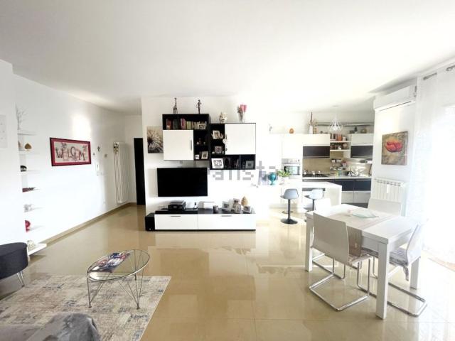 Appartamento in vendita di 110 m² in Via Bari, 10