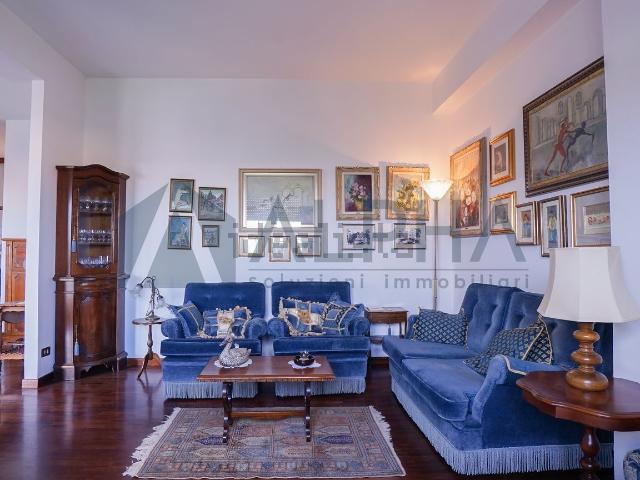 Appartamento in vendita di 110 m² in Via Maggiore