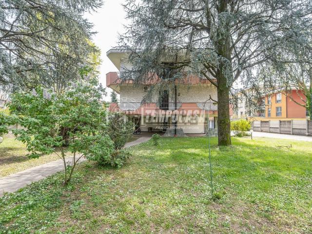 Appartamento in vendita di 110 m² in Via Ippolito Nievo
