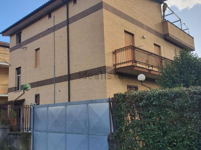 Appartamento in vendita di 110 m² in Via Lago di Bolsena, 4