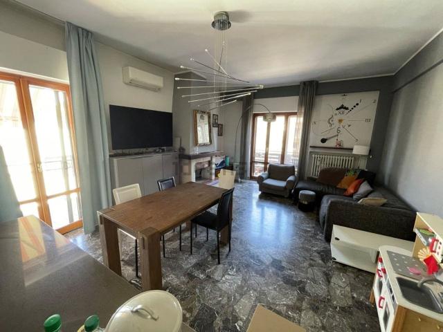 Appartamento in vendita di 110 m² in Via Ugo Foscolo, 60