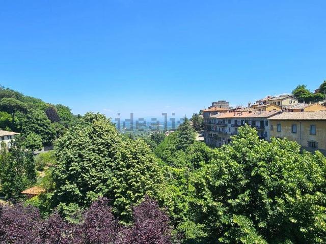 Appartamento in vendita di 110 m² in Viale Cesare Battisti