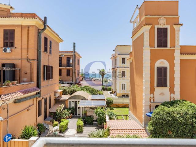 Appartamento in vendita di 110 m² in Viale della Pineta di Ostia, 60