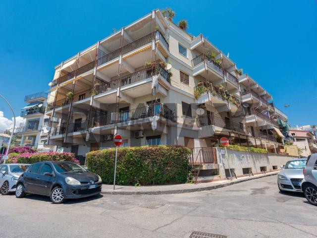 Appartamento in vendita di 110 m² in Lungomare Dei Ciclopi, 107