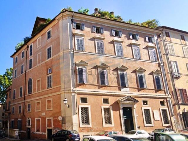 Appartamento in vendita di 110 m² in Piazza di San Salvatore in Lauro