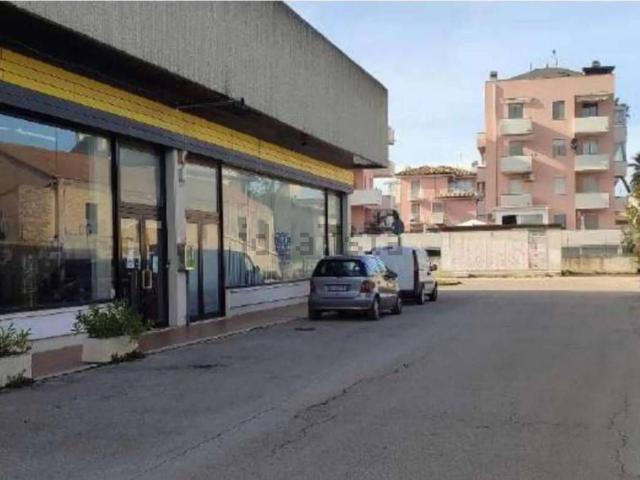 Appartamento in vendita di 1112 m² in Via Fioravanti