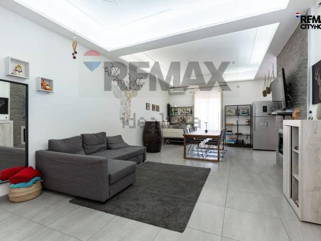 Appartamento in vendita di 111 m² in Via Acitrezza, 8