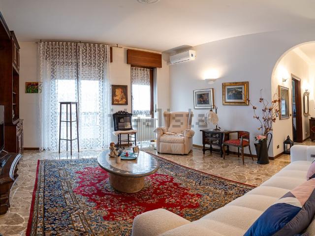 Appartamento in vendita di 111 m² in Via Grazia Deledda, 23