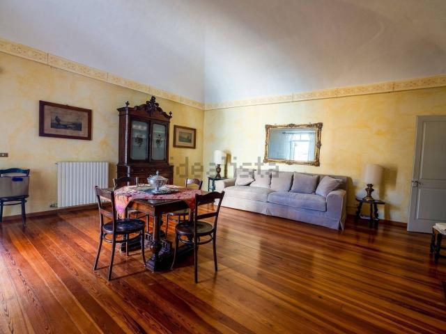Appartamento in vendita di 111 m² in Via delle Scuole, 1