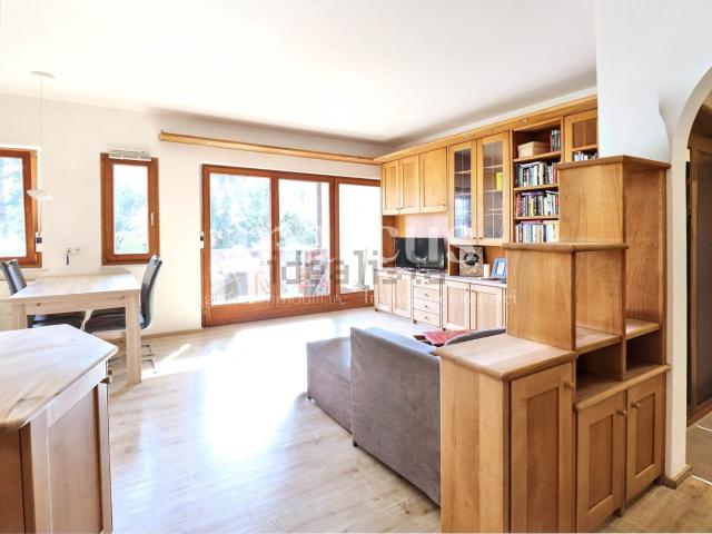Appartamento in vendita di 111 m² in Via Lorenzer