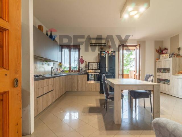 Appartamento in vendita di 111 m² in Via Ugo Foscolo, 5