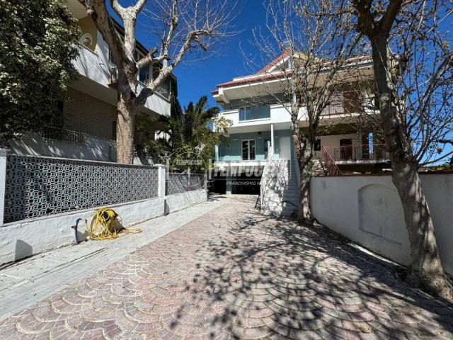 Appartamento in vendita di 111 m² in Viale Francesco Paolo Tosti, 73