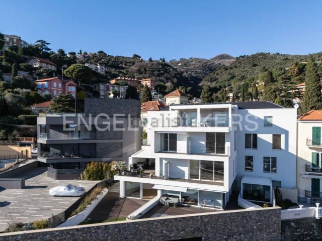 Appartamento in vendita di 112 m² in Via Adelasia