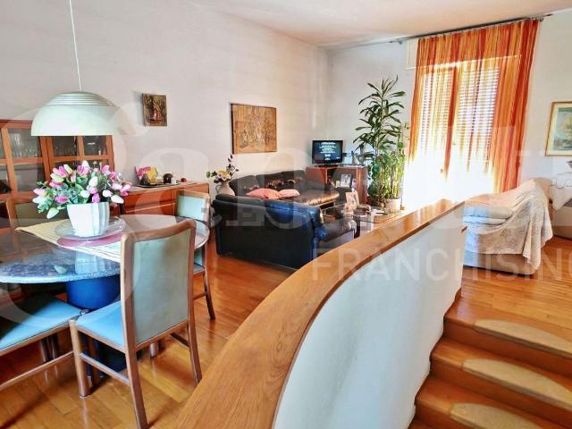 Appartamento in vendita di 112 m² in Via Budrie, 41