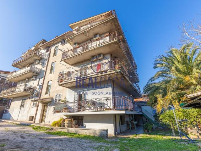Appartamento in vendita di 112 m² in Via Tocco da Casauria, 79