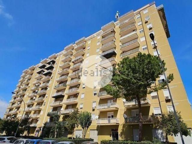 Appartamento in vendita di 113 m² in Via Azolino Hazon, 57