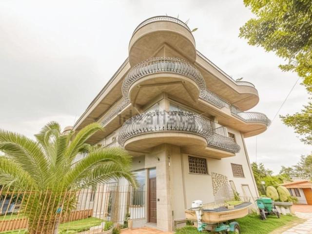 Appartamento in vendita di 114 m² in Via Roghudi