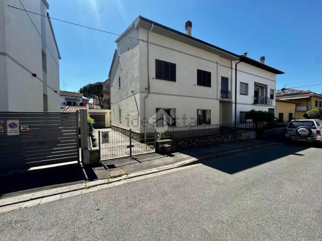 Appartamento in vendita di 115 m² in Via delle ginestre, 52