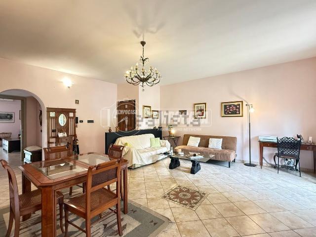 Appartamento in vendita di 115 m² in Via Lezzeno, 277