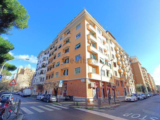 Appartamento in vendita di 115 m² in Via Populonia, 34