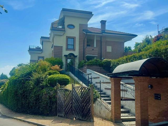 Appartamento in vendita di 116 m² in Via Ada Negri