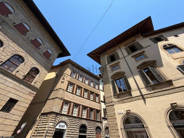 Appartamento in vendita di 117 m² in Via dè Tornabuoni, 9