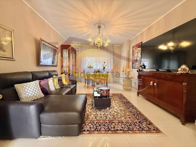 Appartamento in vendita di 118 m² in Via Achille Adorno