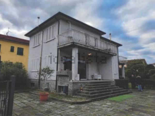 Appartamento in vendita di 118 m² in Via F. Petrarca