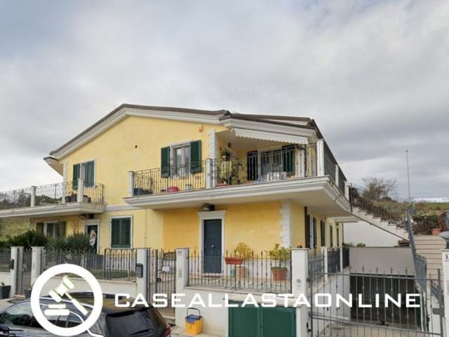 Appartamento in vendita di 120 m² in Via Adelio Franceschetti
