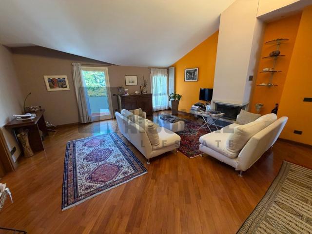 Appartamento in vendita di 120 m² in Via Benacense, 38