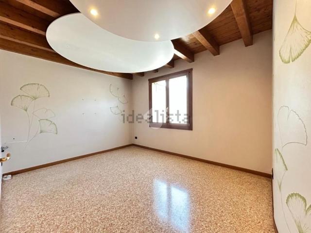 Appartamento in vendita di 120 m² in Via G. Zanella, 54