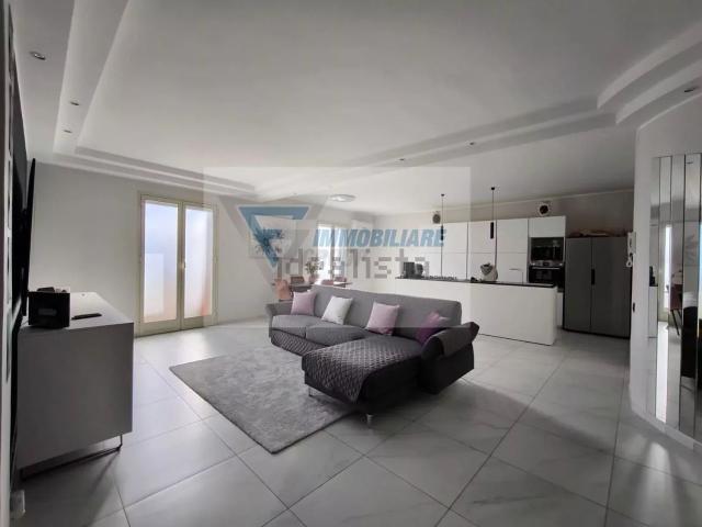 Appartamento in vendita di 120 m² in Via Ippolito Nievo