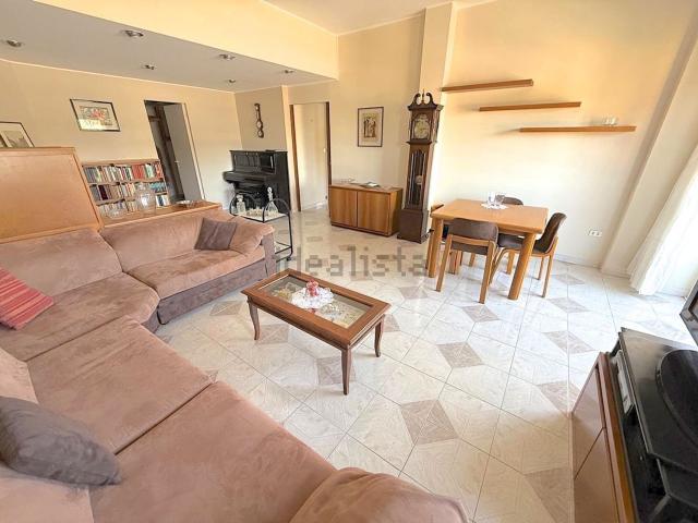 Appartamento in vendita di 120 m² in Via Lecco, 198