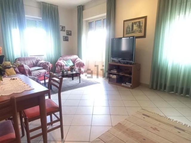 Appartamento in vendita di 120 m² in Via Ugo Foscolo