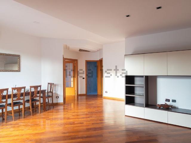 Appartamento in vendita di 120 m² in Via Val di Sole, 9