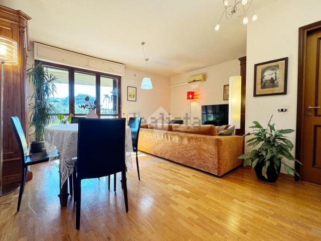 Appartamento in vendita di 120 m² in Viale Alcide de Gasperi, 57