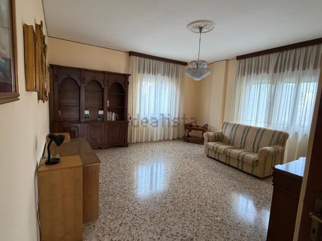 Appartamento in vendita di 120 m² in Viale Aldo Moro, 73