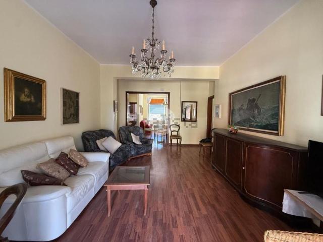 Appartamento in vendita di 120 m² in Viale Degli Oleandri, 166