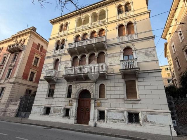 Appartamento in vendita di 120 m² in Viale della Vittoria, 4