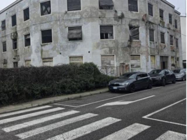 Appartamento in vendita di 1217 m² in Via Alessandro Manzoni