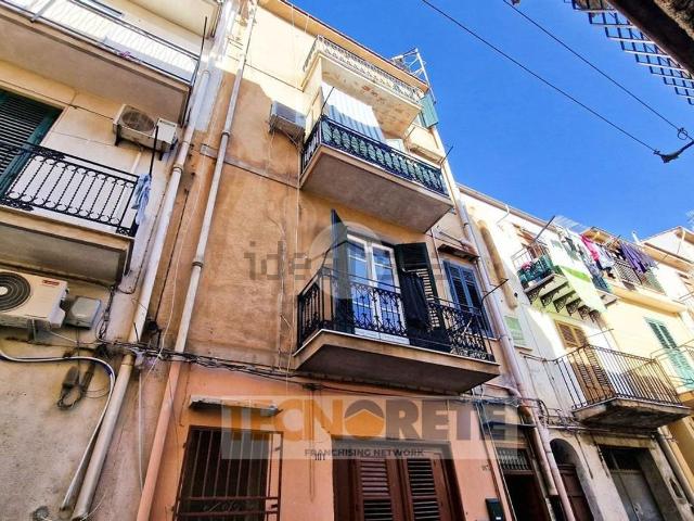 Appartamento in vendita di 121 m² in Via B. Manfredi, 103