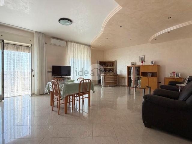 Appartamento in vendita di 121 m² in Via degli Angioini, 16