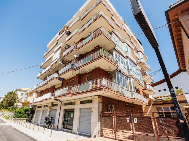 Appartamento in vendita di 121 m² in Via dei Marsi, 54