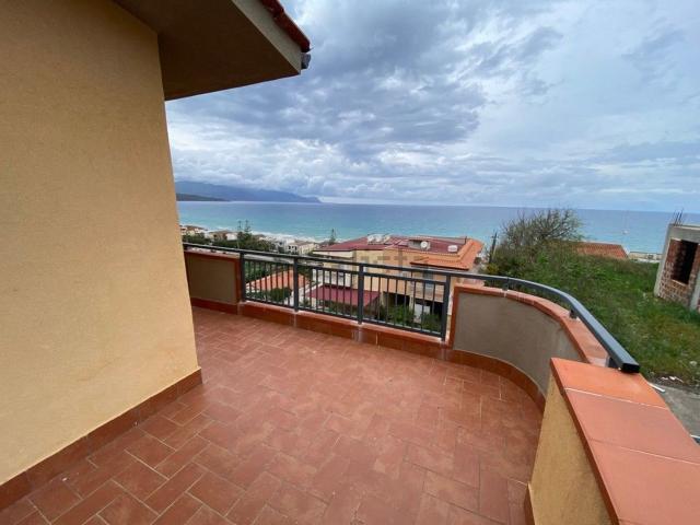 Appartamento in vendita di 121 m² in Via del mare